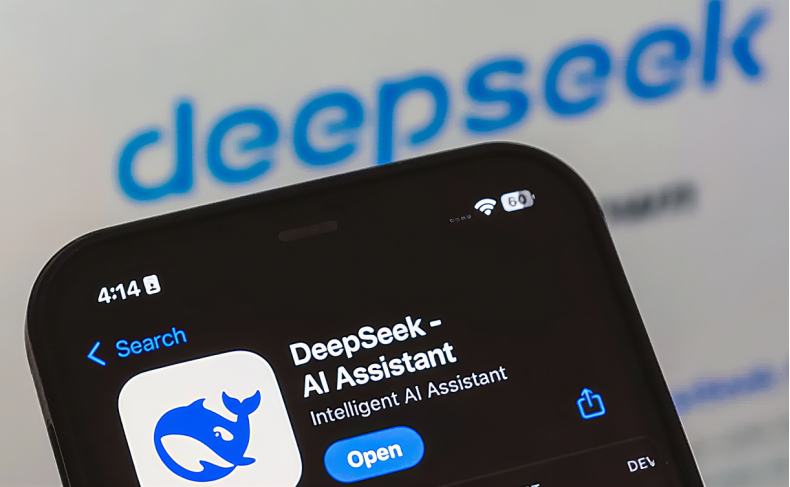 DeepSeek 缺席 WAIC 却成焦点？梁文锋的深度求索该何去何从
