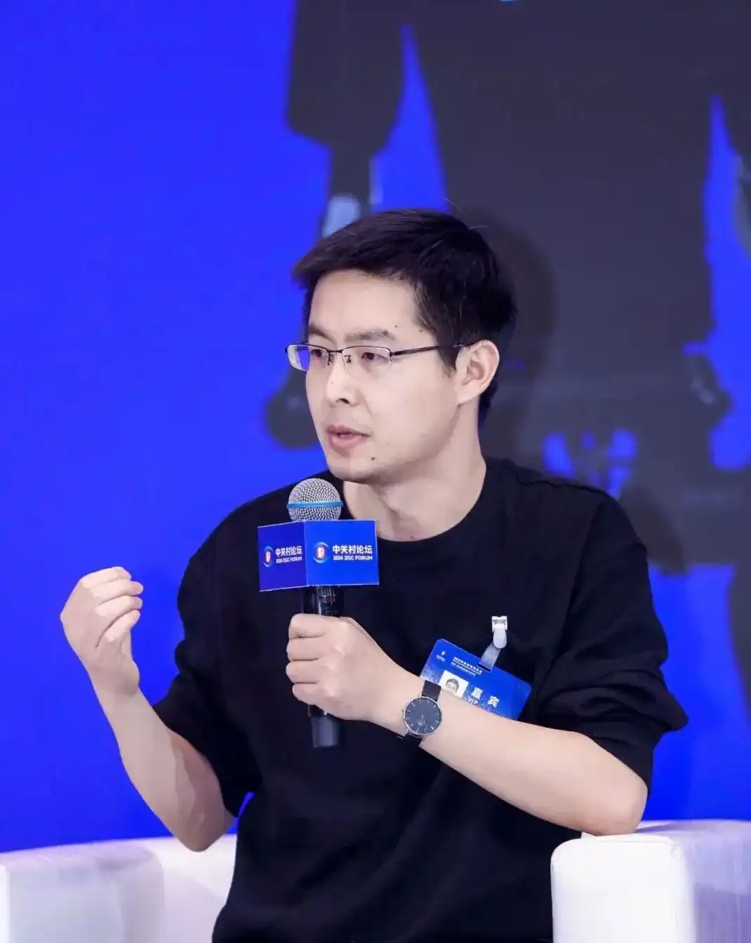 宇树科技王兴兴首谈AI：遗憾未早学，期待机器人迎来“落地时刻”