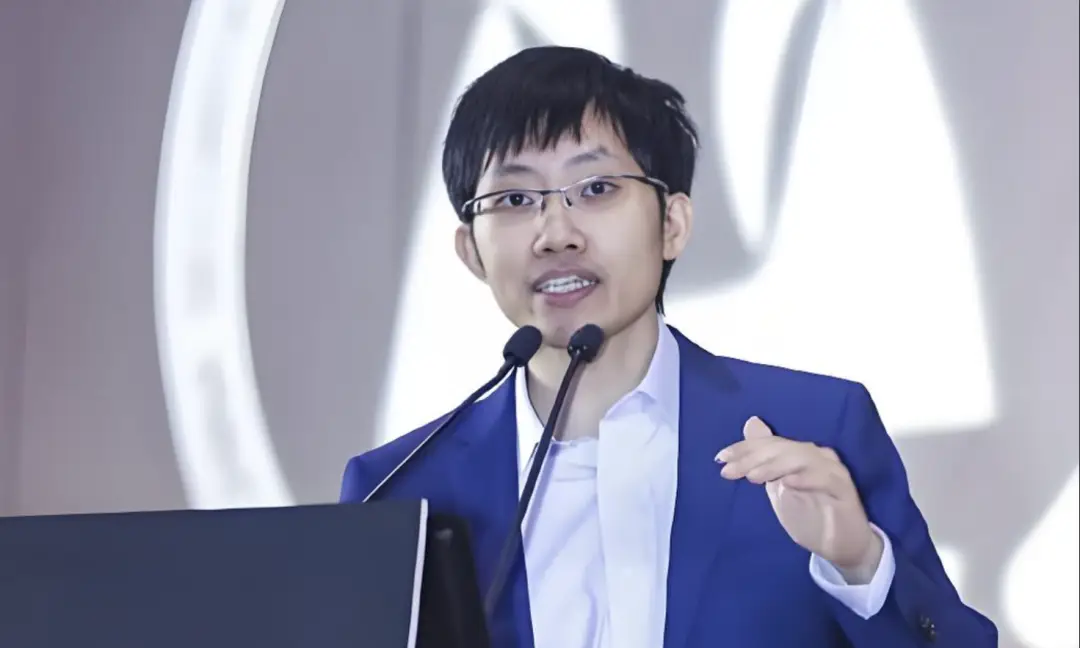 等不来DeepSeek-R2的246天：梁文锋的“三重困境”与“三重挑战”