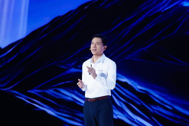 AI迎“效果涌现时刻”，李彦宏：AI产业结构正转变为健康的“倒金字塔”